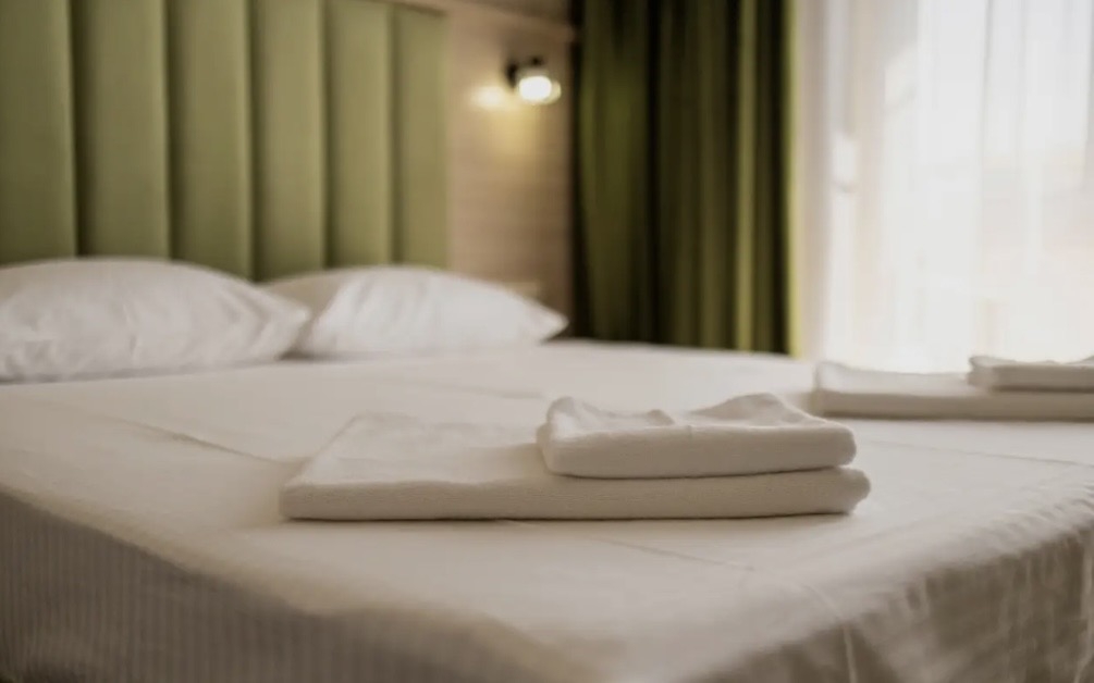 Гостевой дом Илиос в Кабардинке кровать.jpeg