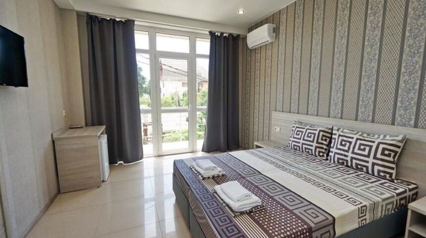 Гсотевой дом Валенсия в Лазаревском- вид на окно.jpg