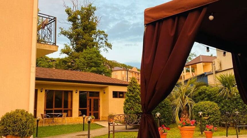 Гостевой дом София на Медовой беседка.jpg