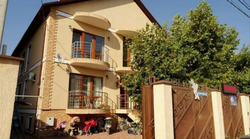 Гостевой дом Абрикос в Кабардинке фронтальный вид.png