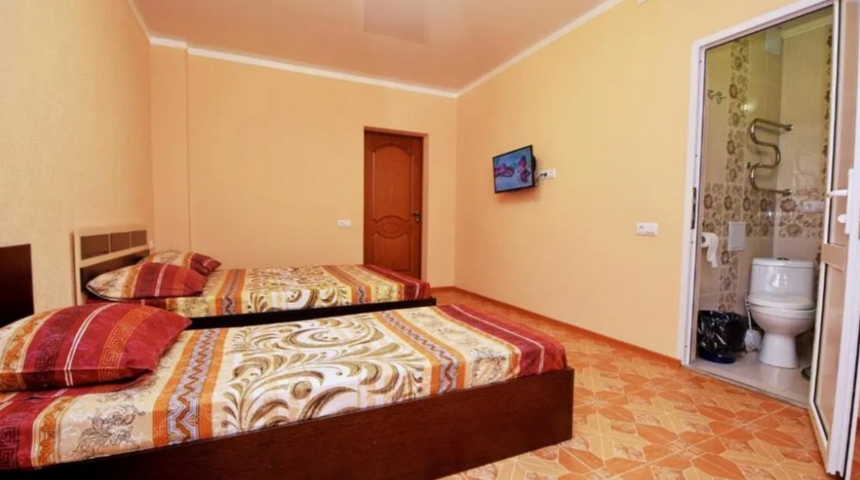 Гостевой дом Абрикос в Кабардинке номер с двуспальной и односпальной кроватью.png