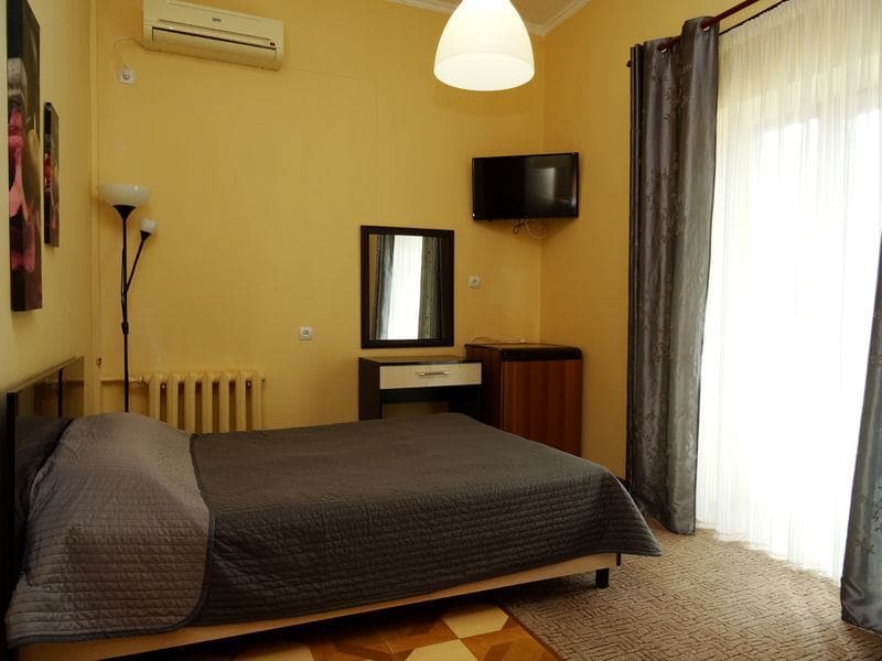 Гостевой дом Валентина в Геленджике -серая двуспальная кровать.jpg Гостевой дом Валентина в Геленджике -серая двуспальная кровать.jpg