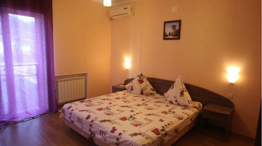 Гсотевой дом Профит -вид на двуспальную кровать сбоку.jpeg