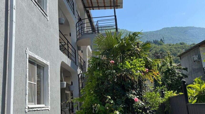 Гостевой дом Изумрудный в г.Гагра вид на горы.jpg