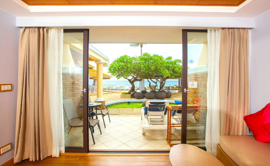 Отель Beyond Resort Karon 4 18+ вид на выход с отеля.jpg Отель Beyond Resort Karon 4 18+ вид на выход с отеля.jpg