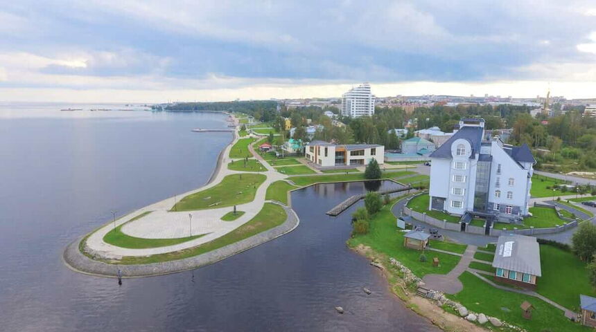 Гостиница Онежский замок -вид на гавань.jpg