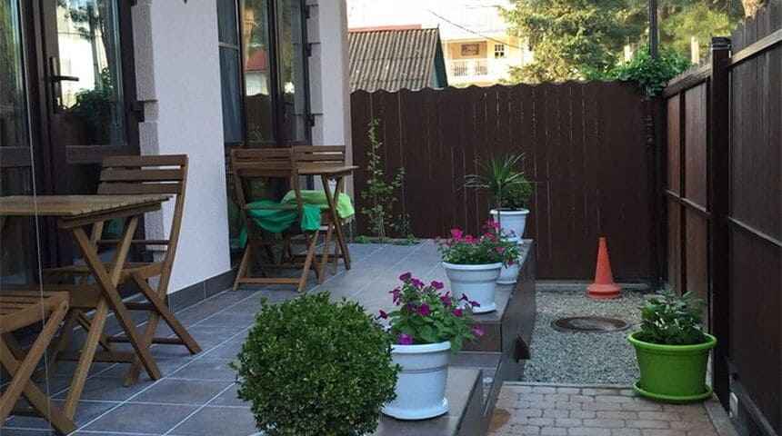 Гостевой дом Тельмана 23 в Геленджике- садик во дворике.jpg