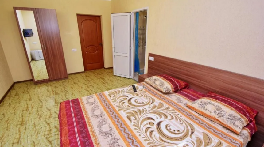 Гостевой дом Абрикос в Кабардинке номер с двуспальной кроватью боковой вид.png