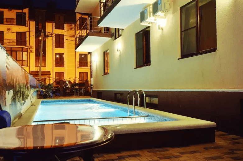 Гостевой дом Achilles Palace бассейн вечером.png