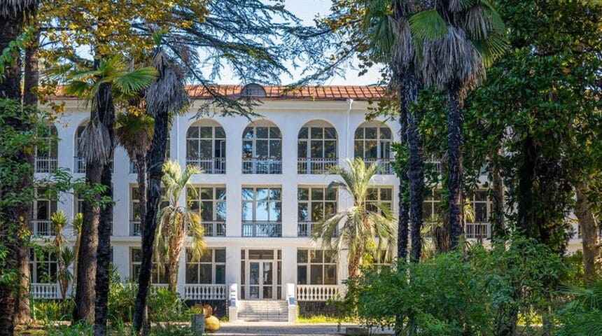 Отель Страна Души в Сухум, Абхазия- вид на центральный корпус.jpg