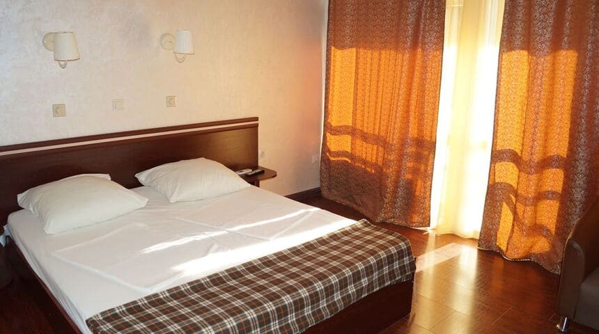 Отель Пицунда в Пицунде на поезде, шторы в номере и свет.jpg Отель Пицунда в Пицунде на поезде, шторы в номере и свет.jpg