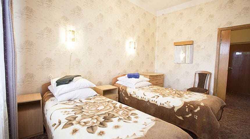 Санаторий имени Семашко в Кисловодске, Россия -две двуспальные кровати.jpg