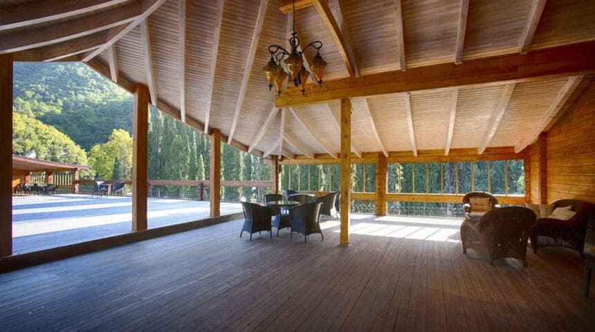 Отель Грифон, в Новом Афоне , вид на столики на террасе.jpg