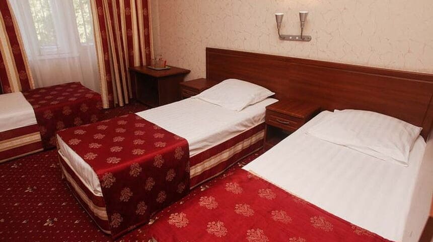 Пансионат Геленджиская бухта в Геленджике - три раздельные кровати.jpg
