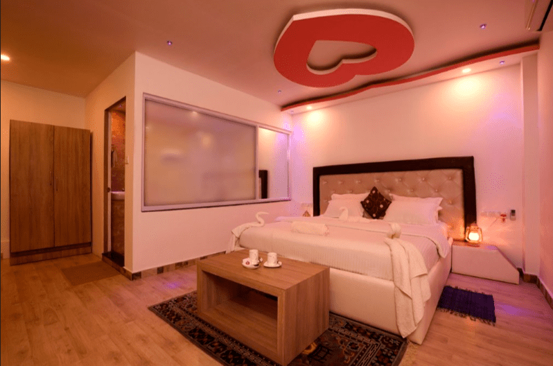 Royal Boomerang Resort - двуспальная кровать вечером.png Royal Boomerang Resort - двуспальная кровать вечером.png