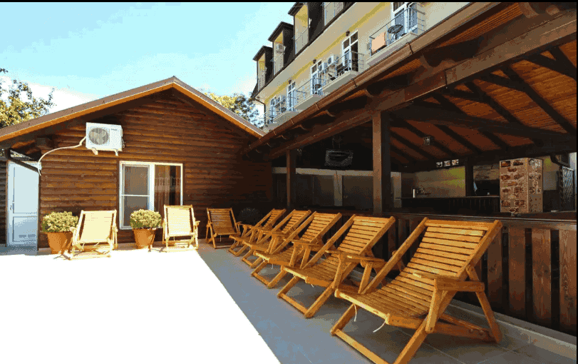 Гостевой дом Александрия на Добской-шезлонги возле бассейна_40.png