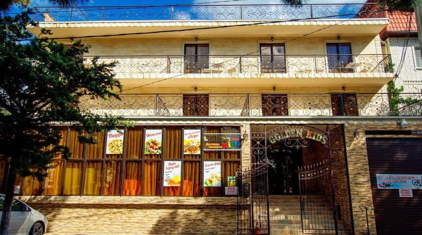 Отель Голден Кидс вход.jpg