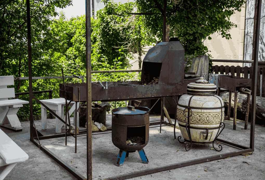 Гостевой дом Сказка в Гагра , мангальная зона.png