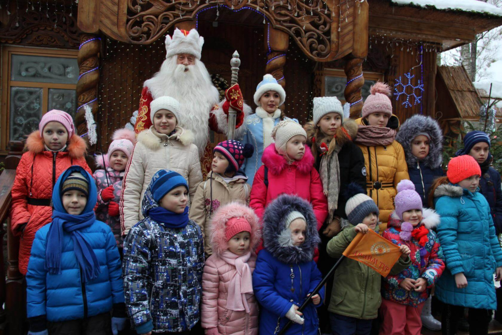 Группа Туристической Компании Аркаим-Тур собралась на крыльце Терема Деда Мороза