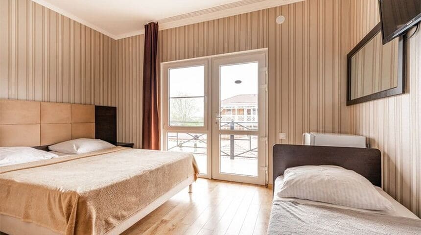 Отель Райский уголок в Ахаладзы вид на двуспальную кровать с видом на окно.jpg Отель Райский уголок в Ахаладзы вид на двуспальную кровать с видом на окно.jpg