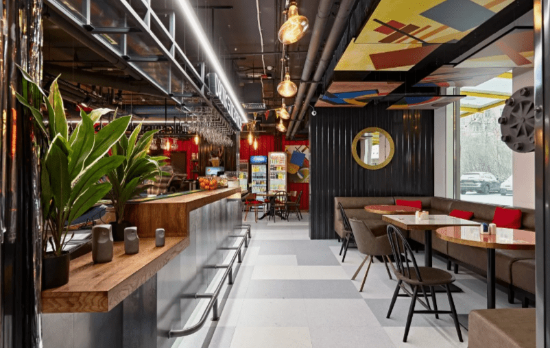 Ramada by Vertical 4 в Санкт-Петербурге, вид на барную стойку.png