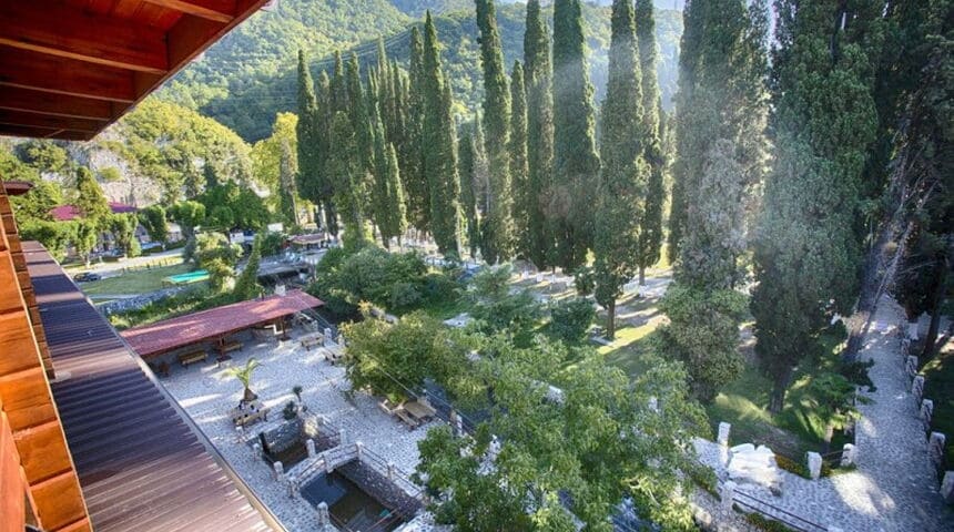 Отель Грифон, в Новом Афоне , вид сверху со второго отежа.jpg