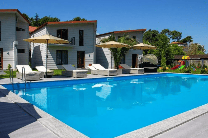 Magnetic Resort Ureki вид сбоку на бассейн.png