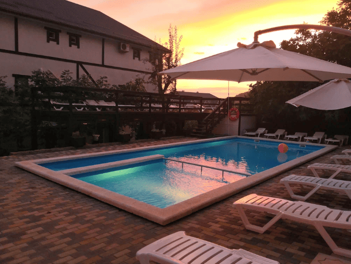 Гостевой дом Виноград в Лермонтово,вечером возле бассейна.png