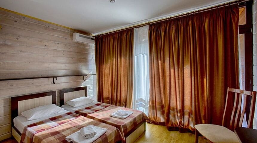 Отель Грифон, в Новом Афоне , вид на две двуспальные кровати.jpg