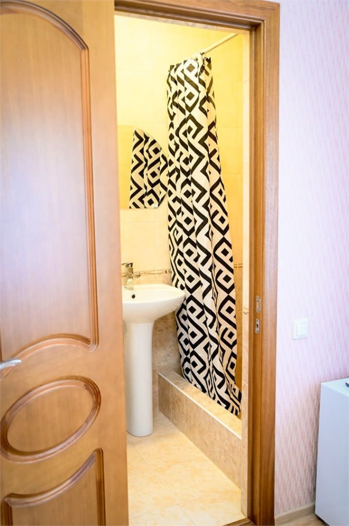 Гостевой дом на Ялтинской в Голубой бухте - вид из номера на санузел.jpg Гостевой дом на Ялтинской в Голубой бухте - вид из номера на санузел.jpg