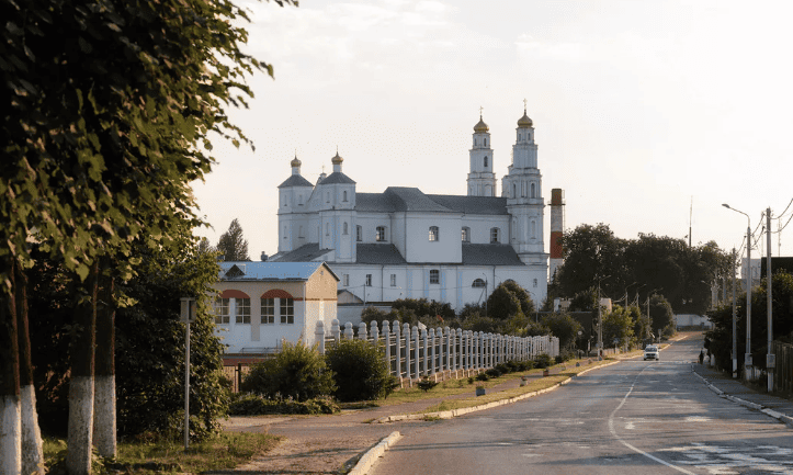 Глубокое, вид с дороги на костел.png
