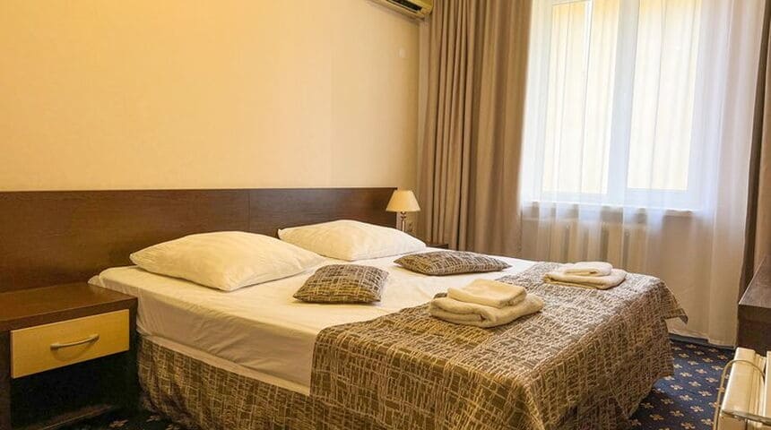 Гостевой дом Шарм в Адлере -двуспальная кровать.jpg