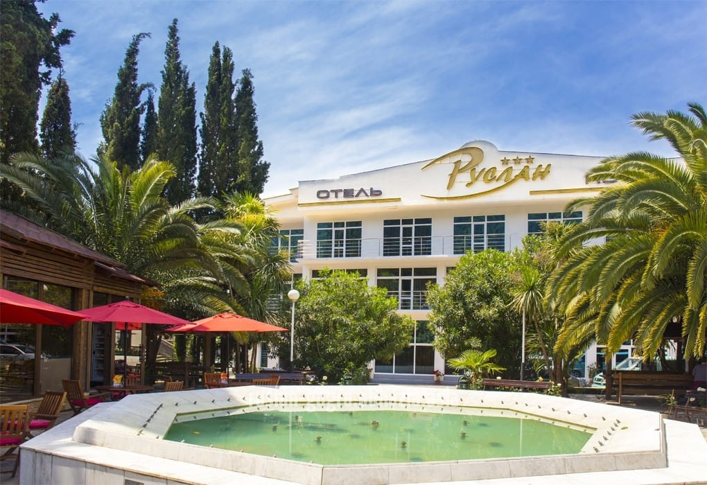 Отель Руслан в Гаграх, общий вид.jpg