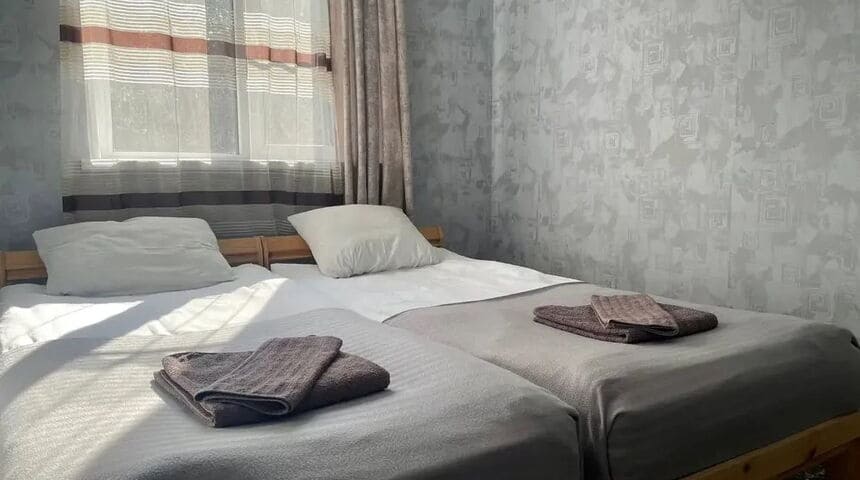 Гостеовой дом Благодарть, Сартовала две раздельные кровати.jpg