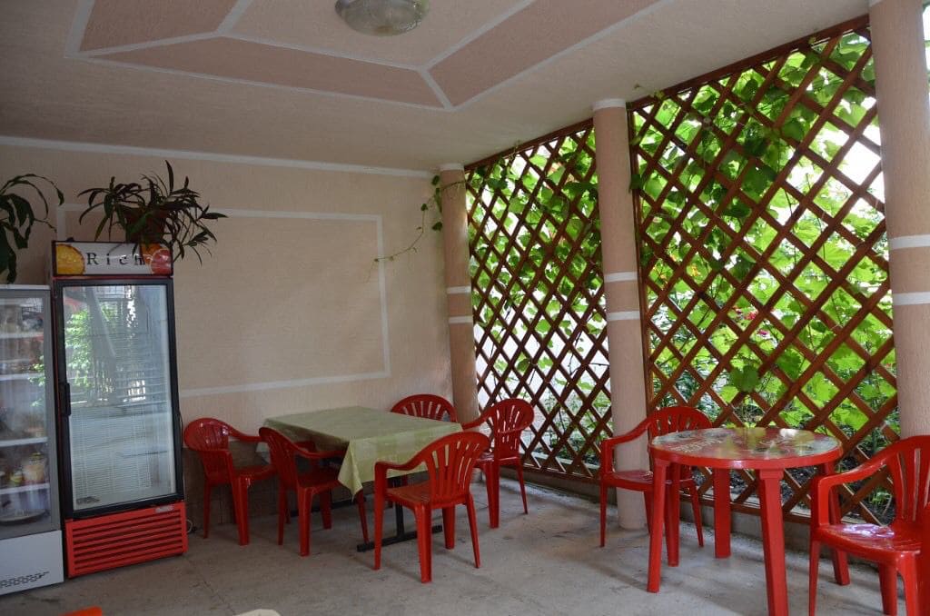 Гостевой дом Южное море в Кабардинке-летняе кафе.jpg