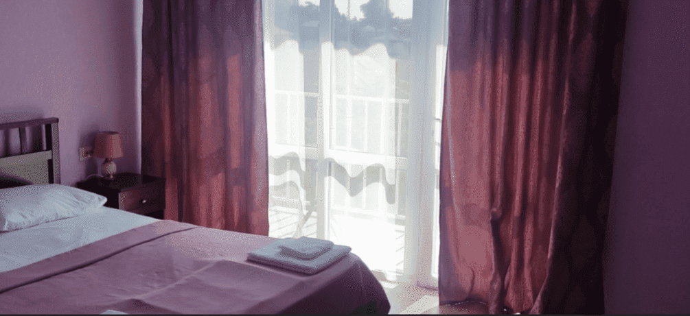 Двуспальная кровать в отеле СанЗазила, Абхазия .png Двуспальная кровать в отеле СанЗазила, Абхазия .png