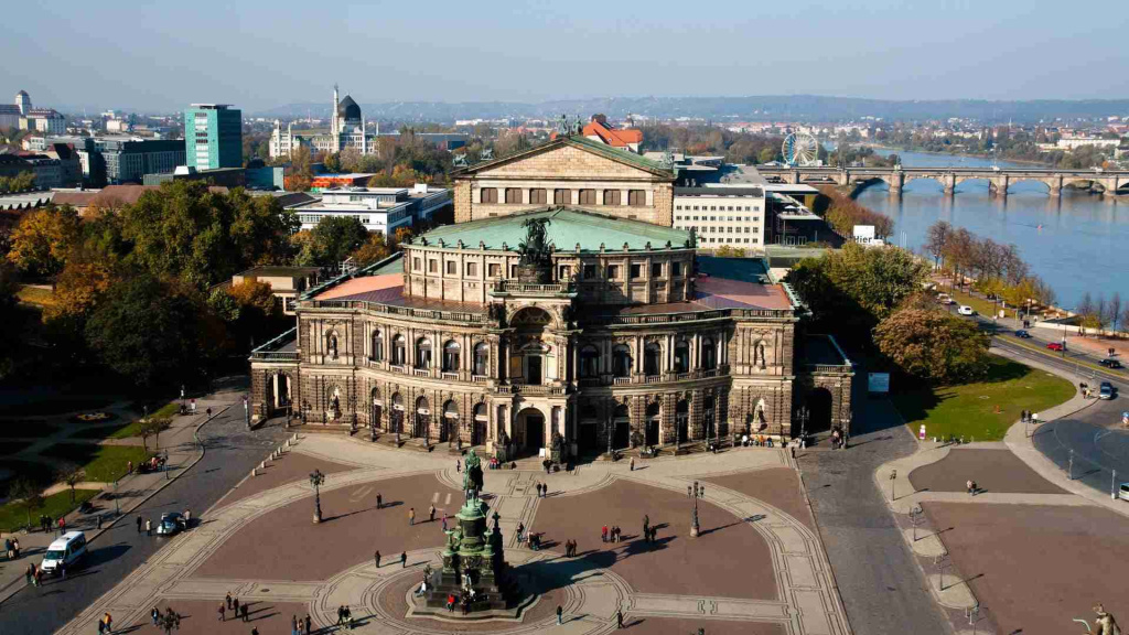 ДРЕЗДЕН опера.jpg