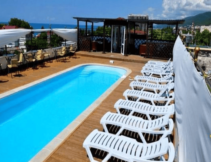 Гостевой дом Троя в Лазаревском бассейн сбоку.png