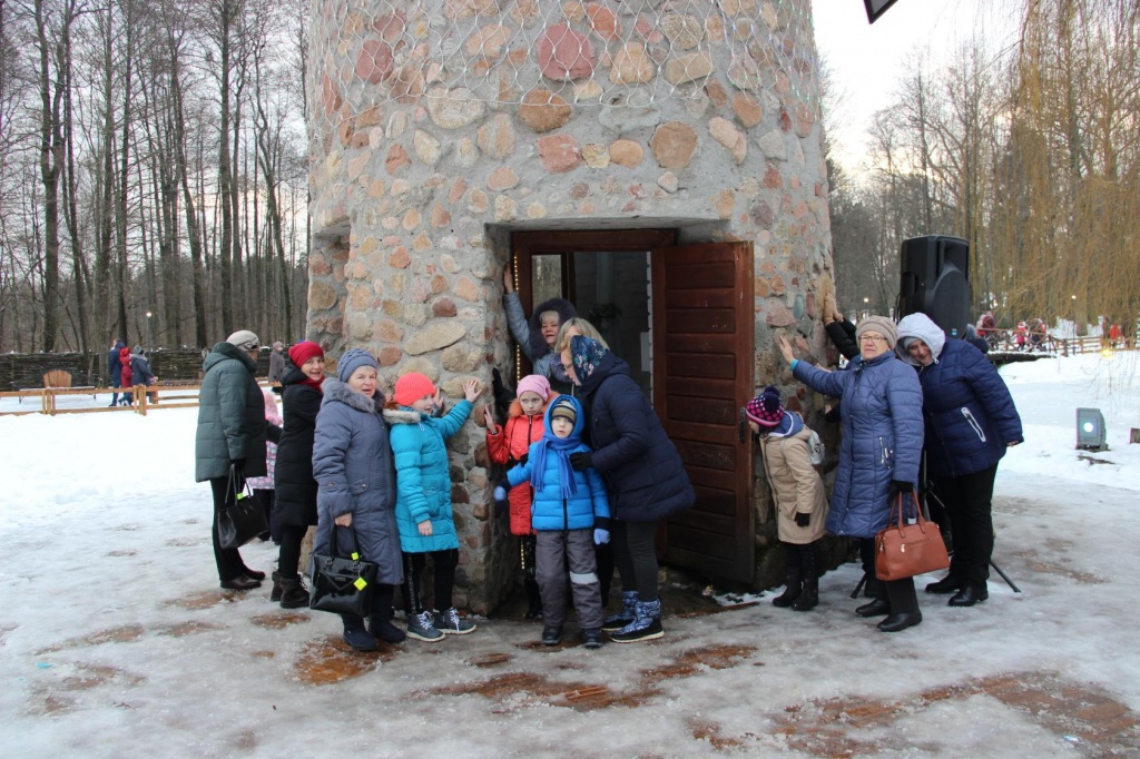 Группа Туристической Компании Аркаим-Тур возле мельницы которая прощает все грехи в поместье Деда Мороза