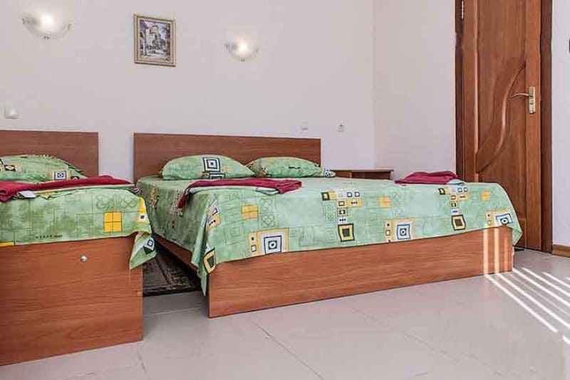 Гостевой дом у моря, Джемете -двуспальная кровать и односпалка.jpg