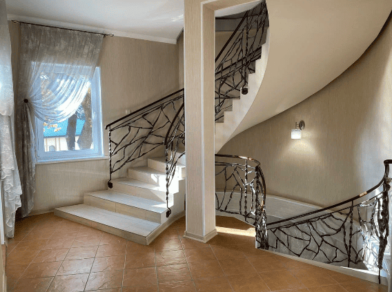 Гостевой дом Plush в Геленджике винтовая лестница.png