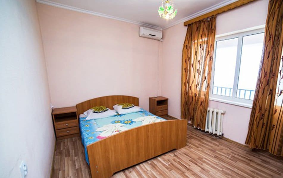 Гостевой дом Апсны-Абазашта в Гаграх,номер с двуспальной кроватью и окном.jpg