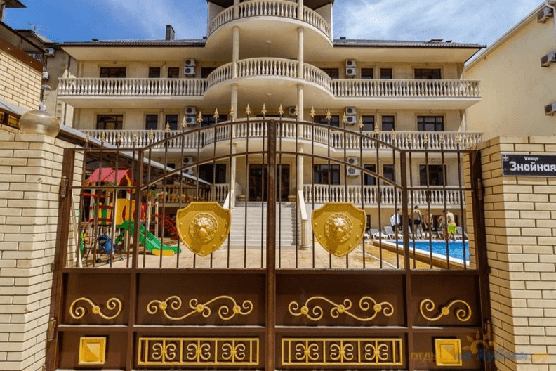 Отель Империя в Витязево, Анапа , ворота.png