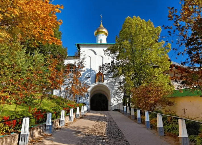 Псковско-Печорский монастырь вход.png