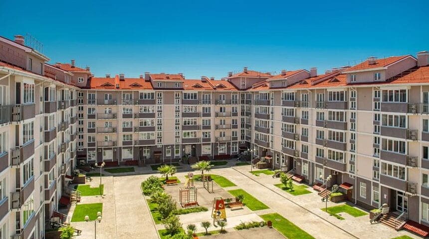 Гостиница Бархатные сезоны вид на центральный корпус.jpg