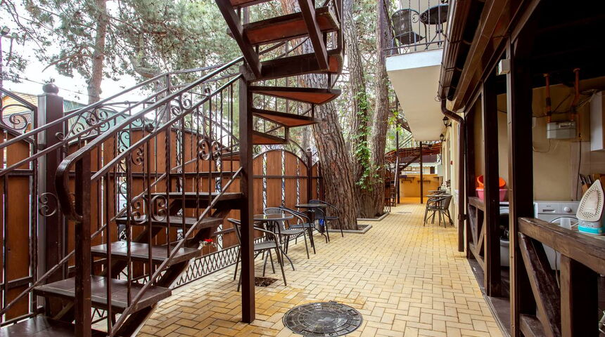 Гостевой дом Сто шагов в Геледжике лестница сбоку.jpg