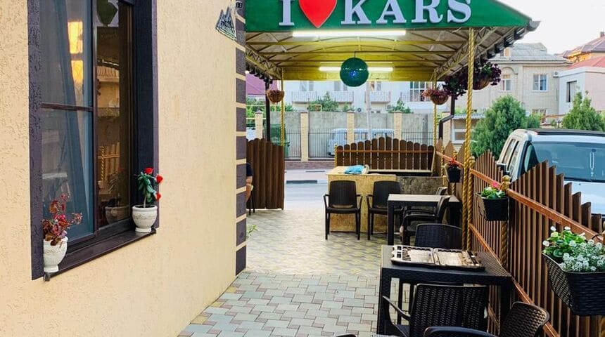 Гостевой дом Карс в Витязево -столики.jpg