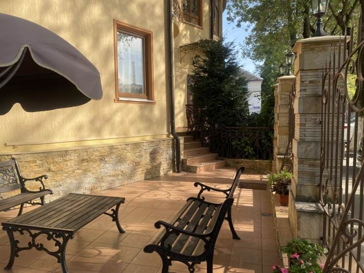 Гостевой дом Plush в Геленджике беседка.jpeg