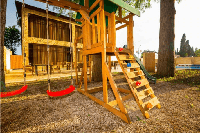 Детская площадка в отельном комплексе Золотой якорь.png Детская площадка в отельном комплексе Золотой якорь.png