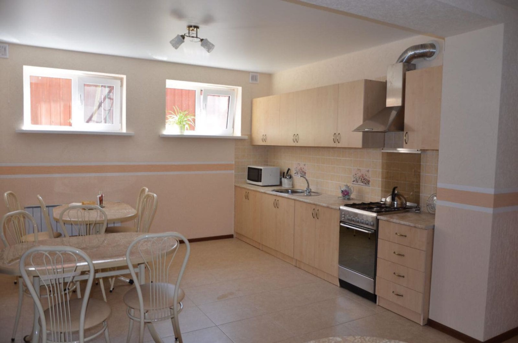 Гостевой дом Южное море в Кабардинке- обща кухня в цветах форфора.jpg